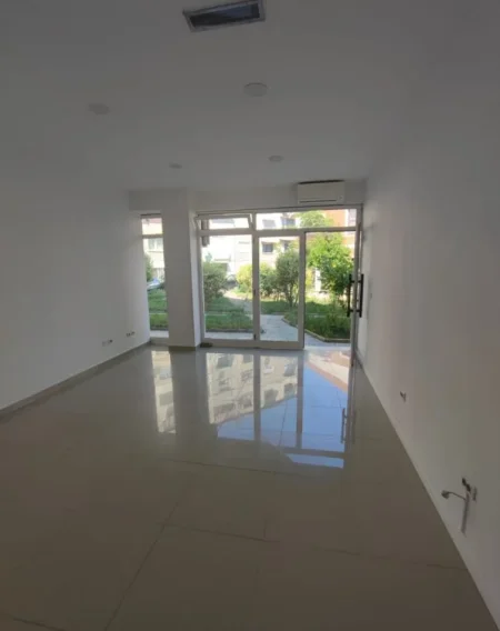 Tirane, jepet me qera apartament 1+1 Kati 1, 410 € 