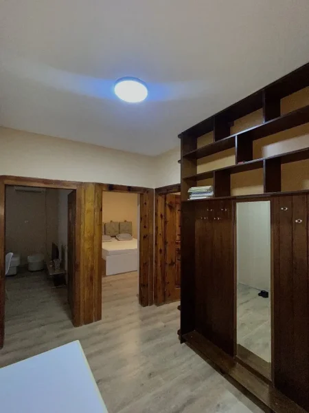 Tirane, jepet me qera apartament 2+1 Kati 3, 85 m² 600 € (Ish Parku Autobuzave)