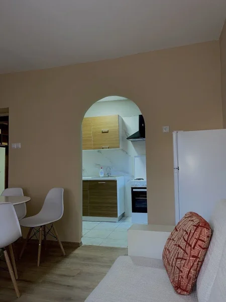 Tirane, jepet me qera apartament 2+1 Kati 3, 85 m² 600 € (Ish Parku Autobuzave)