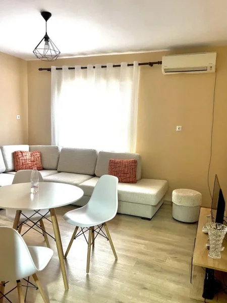 Tirane, jepet me qera apartament 2+1 Kati 3, 85 m² 600 € (Ish Parku Autobuzave)