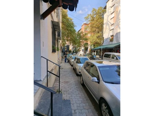 Tirane, jepet me qera ambjent biznesi , 14 m² 300 € 