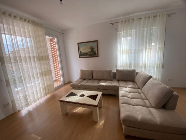 Tirane, jap me qera apartament 2+1+Ballkon Kati 1, 108 m² 650 € (rruga e Dibres)