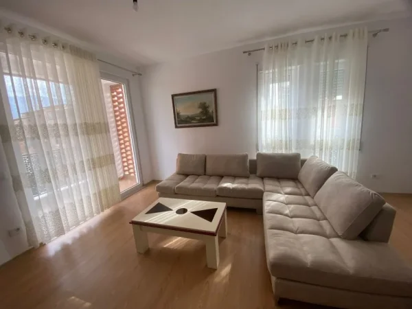 Tirane, jap me qera apartament 2+1+Ballkon Kati 1, 108 m² 650 € (rruga e Dibres)