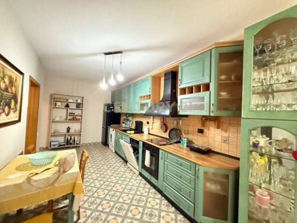 Tirane, jepet me qera apartament 2+1 Kati 6, 98 m² 650 € (Square 21)