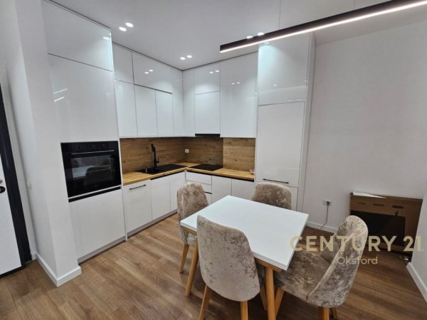 Tirane, jepet me qera apartament 2+1 Kati 4, 101 m² 800 € (Ish Fusha e Aviacionit)