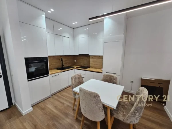 Tirane, jepet me qera apartament 2+1 Kati 4, 101 m² 800 € (Ish Fusha e Aviacionit)