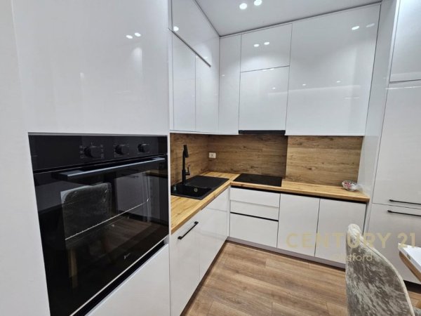 Tirane, jepet me qera apartament 2+1 Kati 4, 101 m² 800 € (Ish Fusha e Aviacionit)