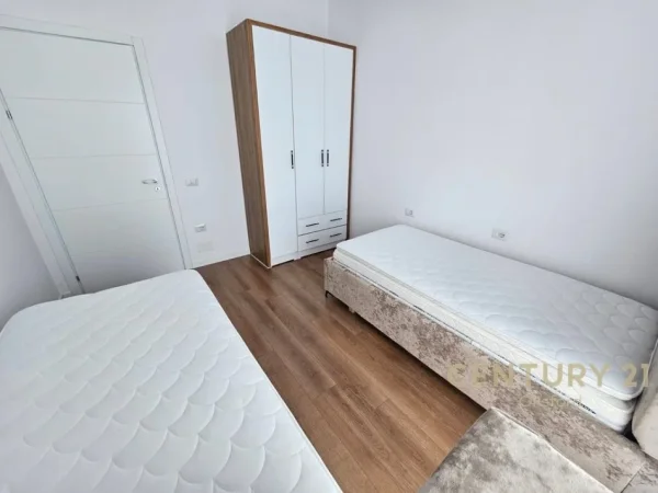 Tirane, jepet me qera apartament 2+1 Kati 4, 101 m² 800 € (Ish Fusha e Aviacionit)