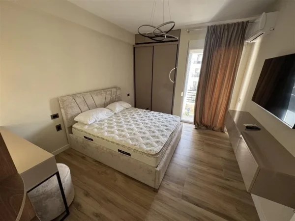 Tirane, jepet me qera apartament 1+1 Kati 7, 75 m² 600 € (21DHJETORI)