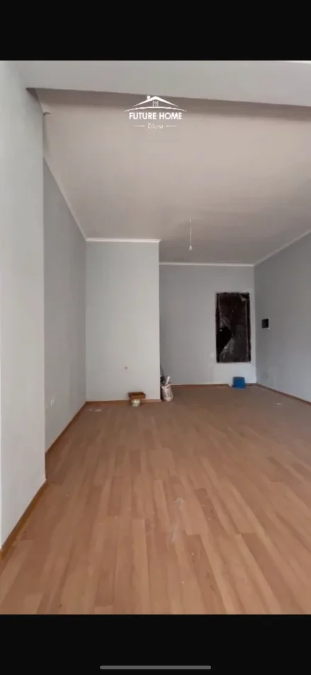 Tirane, shitet dyqan Kati 0, 56 m² (Liqeni i thate)