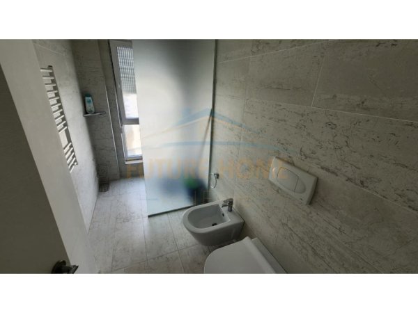 Tirane, jepet me qera apartament 2+1+Ballkon Kati 8, 90 m² 700 € (Kompleksi Kontakt)
