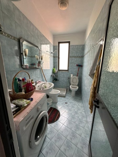 Tirane, jepet me qera apartament 1+1 Kati 5, 50 m² 400 € (Blv Bajram Curri -Lulishte Cajupi))