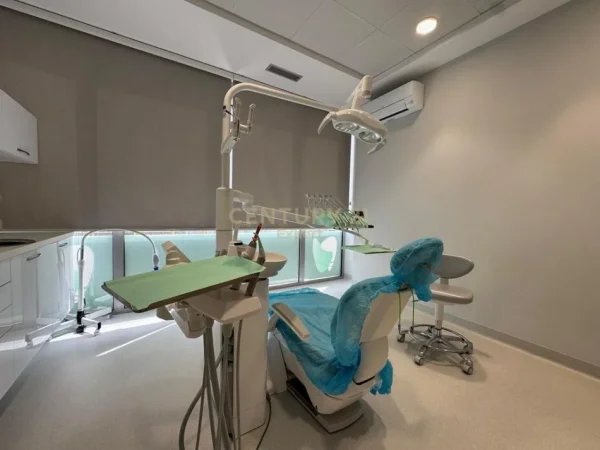 Tirane, jepet me qera ambjent biznesi Kati 2, 270 m² 6.000 € 