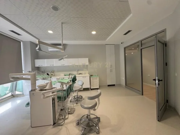 Tirane, jepet me qera ambjent biznesi Kati 2, 270 m² 6.000 € 