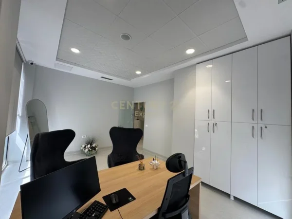 Tirane, jepet me qera ambjent biznesi Kati 2, 270 m² 6.000 € 