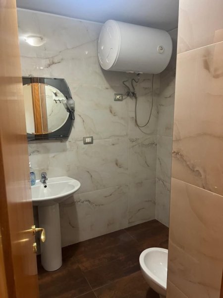 Tirane, jepet me qera apartament 3+1+Ballkon Kati 4, 130 m² 900 € (Zogu i zi (prane rrethrotullimit))