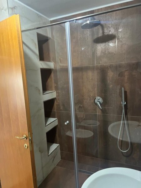 Tirane, jepet me qera apartament 3+1+Ballkon Kati 4, 130 m² 900 € (Zogu i zi (prane rrethrotullimit))