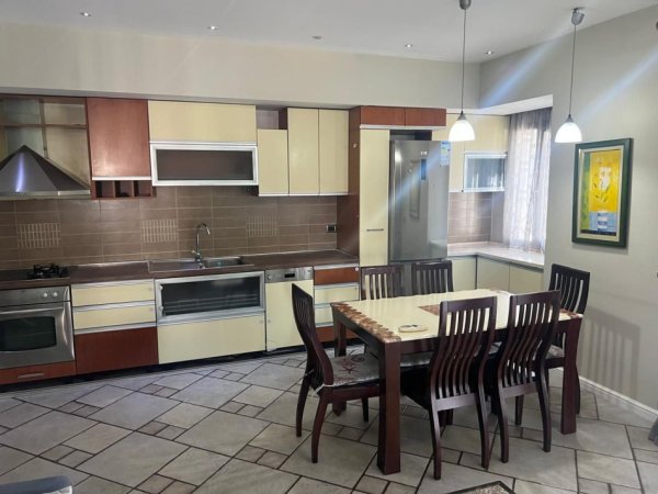 Tirane, jepet me qera apartament 3+1+Ballkon Kati 4, 130 m² 900 € (Zogu i zi (prane rrethrotullimit))