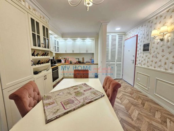 Tirane, jepet me qera apartament 2+1+Ballkon Kati 2, 126 m² 1.000 € (Kodra e Diellit 2)