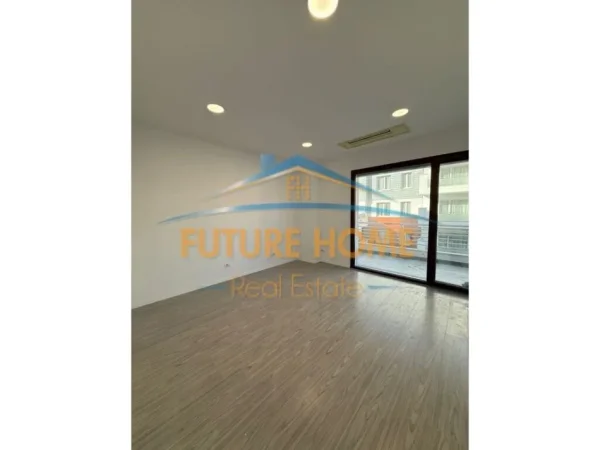 Tirane, jap me qera ambjent biznesi Kati 6, 187 m² 2.700 € (Bulevardi Gjergj Fishta)