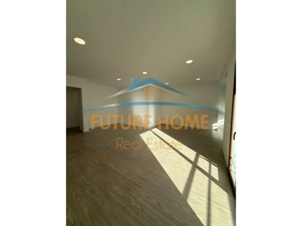 Tirane, jap me qera ambjent biznesi Kati 6, 187 m² 2.700 € (Bulevardi Gjergj Fishta)