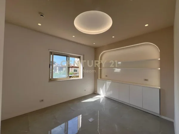 Tirane, shitet ambjent biznesi Kati 1, 133 m² 270.000 € (Neom119590)