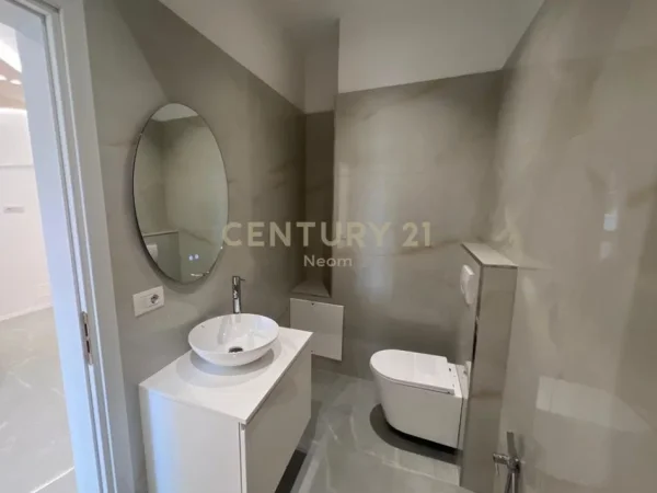 Tirane, shitet ambjent biznesi Kati 1, 133 m² 270.000 € (Neom119590)