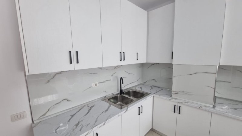 JEPET ME QIRA APARTAMENT 2+1+2 NE HYRJE TE ASTIRIT, 600 €uro