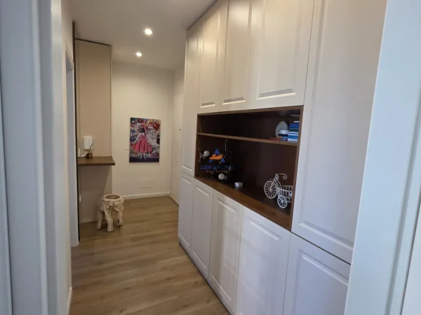 Tirane, jepet me qera apartament 1+1+Ballkon Kati 6, 60 m² 750 € (RRUGA XHANFIZE KEKO, PORCELAN)