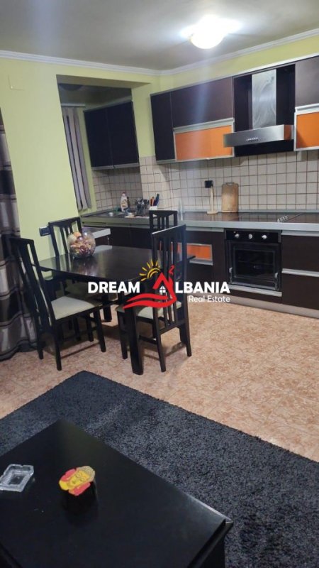Tirane, jepet me qera apartament 2+1 , 80 m² 500 € (prane Kryqezimit te Brrylit)