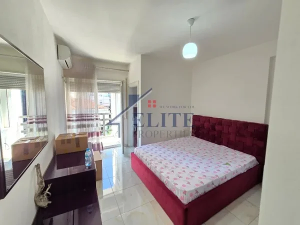 Tirane, jepet me qera apartament 2+1+Ballkon Kati 2, 110 m² 1.100 € (Prane Gjimnazit Partizani)