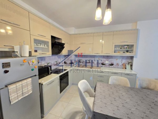Tirane, jepet me qera apartament 2+1+Ballkon Kati 2, 110 m² 1.100 € (Prane Gjimnazit Partizani)
