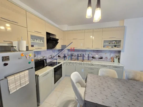 Tirane, jepet me qera apartament 2+1+Ballkon Kati 2, 110 m² 1.100 € (Prane Gjimnazit Partizani)