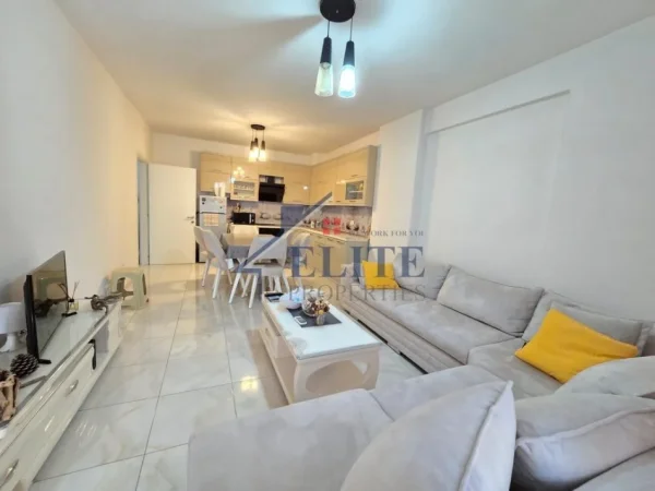 Tirane, jepet me qera apartament 2+1+Ballkon Kati 2, 110 m² 1.100 € (Prane Gjimnazit Partizani)