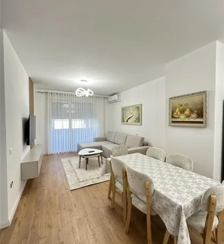 Tirane, jepet me qera apartament 2+1+Ballkon Kati 1, 100 m² 650 € (QSUT)
