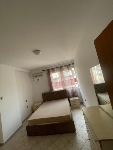 Tirane, jepet me qera apartament 3+1 Kati 2, 133 m² 450 € (Fresk)