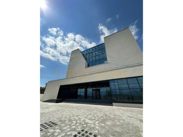 Tirane, jepet me qera ambjent biznesi Kati 5, 4.500 m² 30.000 € (Autostrada Tirane - Durres)