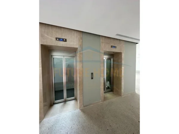 Tirane, jepet me qera ambjent biznesi Kati 5, 4.500 m² 30.000 € (Autostrada Tirane - Durres)