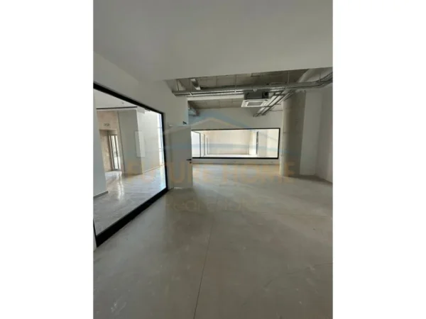 Tirane, jepet me qera ambjent biznesi Kati 5, 4.500 m² 30.000 € (Autostrada Tirane - Durres)