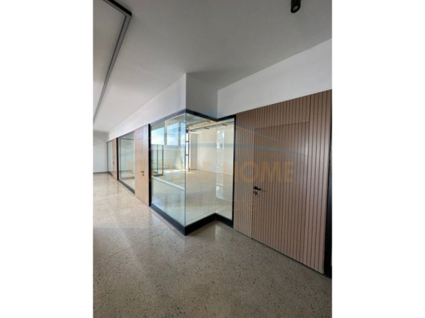 Tirane, jepet me qera ambjent biznesi Kati 5, 4.500 m² 30.000 € (Autostrada Tirane - Durres)