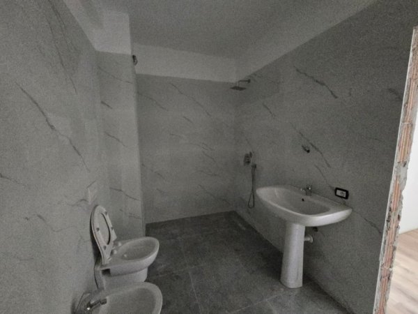 Tirane, shitet apartament 1+1+Ballkon Kati 1, 84 m² 100.380 € (Paskuqan)