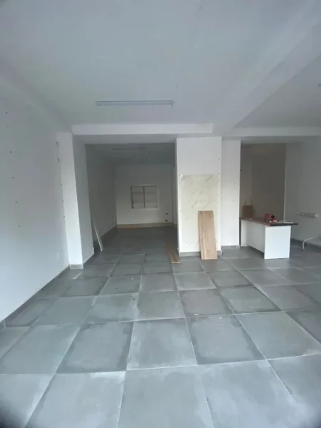 Tirane, jepet me qera ambjent biznesi Kati 0, 60 m² 650 € (21 dhjetori)