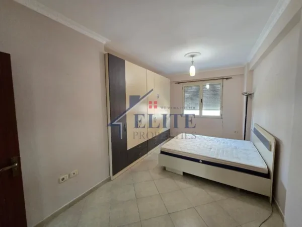 Tirane, jepet me qera apartament 2+1+Ballkon Kati 4, 120 m² 1.100 € (Vila L, Astir)
