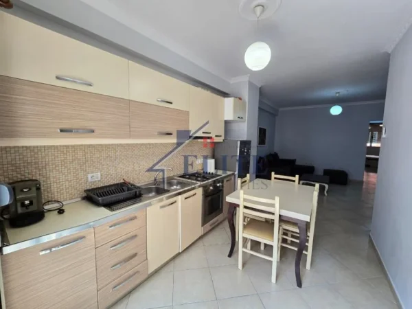 Tirane, jepet me qera apartament 2+1+Ballkon Kati 4, 120 m² 1.100 € (Vila L, Astir)
