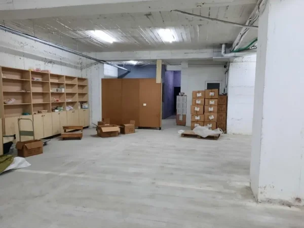 Tirane, jepet me qera magazine Kati 0, 170 m² 550 € (ASTIR)