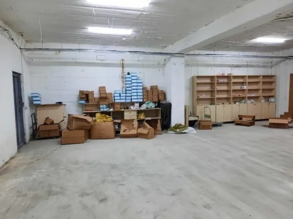 Tirane, jepet me qera magazine Kati 0, 170 m² 550 € (ASTIR)