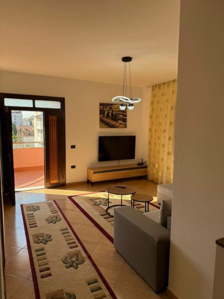 Tirane, jepet me qera apartament 3+1 Kati 4, 143 m² 500 € (stacioni i trenit)
