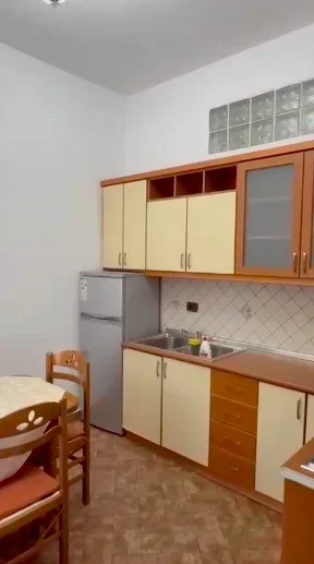 Tirane, jepet me qera apartament 1+1 Kati 5, 80 m² 600 € (Blloku)