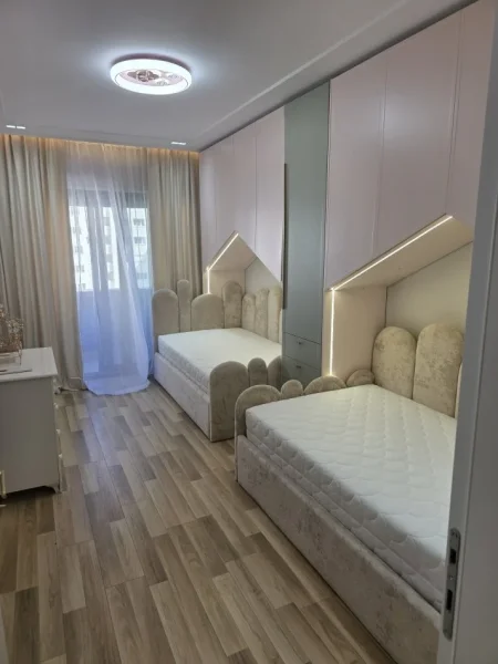 Tirane, jepet me qera apartament 2+1 Kati 7, 117 m² 1.000 € (FUSHA E AVIACIONIT)