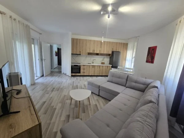 Tirane, shitet apartament 1+1 Kati 2, 82 m² 98.000 € (Fresku)